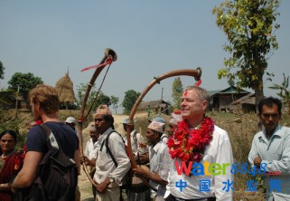 格蘭富地區高級業務開發經理Jens Ove Frederiksen與尼泊爾Chitwan省當地村民一起參加兩個太陽能泵系統的揭幕儀式。 格蘭富地區高級業務開發經理Jens Ove Frederiksen與尼泊爾Chitwan省當地村民一起參加兩個太陽能泵系統的揭幕儀式。