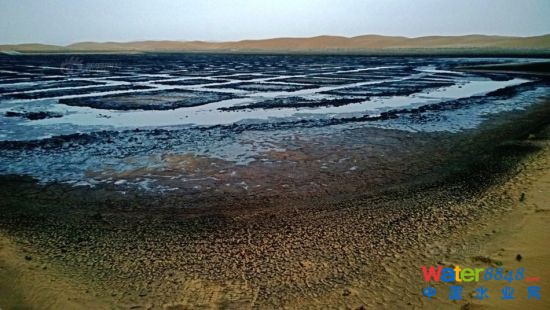 資料圖:近年來騰格里沙漠腹地建起工業園區將污水排進騰格里沙漠深處。一些足球場大小的排污池,有的注滿墨汁樣的液體,有的是暗色的泥漿,上空還飄著白色煙霧。專家透露,沙漠地下水一旦被污染后,修復幾乎是不可能的。 新京報 陳杰 攝 資料圖:近年來騰格里沙漠腹地建起工業園區將污水排進騰格里沙漠深處。一些足球場大小的排污池,有的注滿墨汁樣的液體,有的是暗色的泥漿,上空還飄著白色煙霧。專家透露,沙漠地下水一旦被污染后,修復幾乎是不可能的。 新京報 陳杰 攝