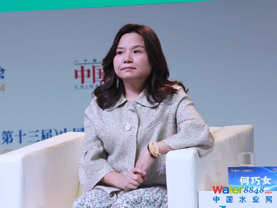 由《中國企業家》雜志社主辦的“2014(第十三屆)中國企業領袖年會”于12月12日-14日在北京舉行。上圖為北京東方園林董事長何巧女。(圖片來源:新浪財經 梁斌 攝)