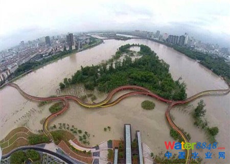 金華燕尾洲公園,通過(guò)建立適應(yīng)性防洪堤、適應(yīng)性植被和百分之百的透水鋪裝的設(shè)計(jì),來(lái)實(shí)現(xiàn)景觀的生態(tài)彈性。 金華燕尾洲公園,通過(guò)建立適應(yīng)性防洪堤、適應(yīng)性植被和百分之百的透水鋪裝的設(shè)計(jì),來(lái)實(shí)現(xiàn)景觀的生態(tài)彈性。