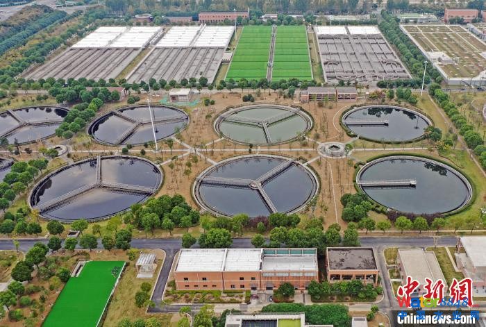 江邊的常州污水處理廠二次沉淀池。 王錦萍 攝 江邊的常州污水處理廠二次沉淀池。 王錦萍 攝